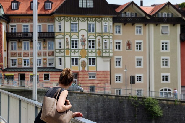 Zdjęcie widok z boku kobiety stojącej przy budynku w mieście