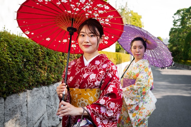 Zdjęcie widok z boku kobiety używające parasola wagasa