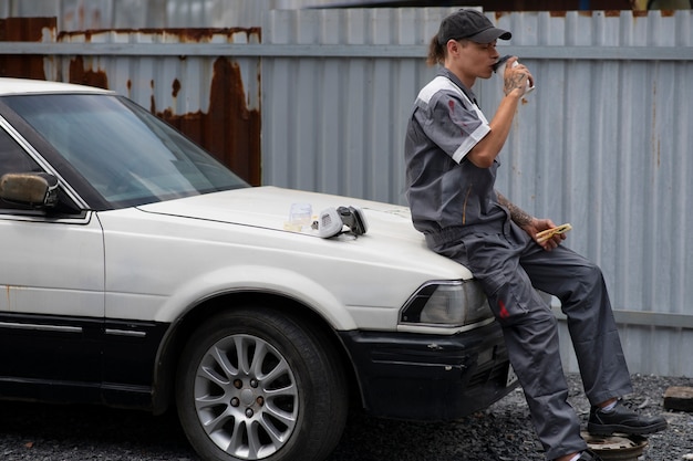 Widok z boku mężczyzna biorący przerwę na lunch