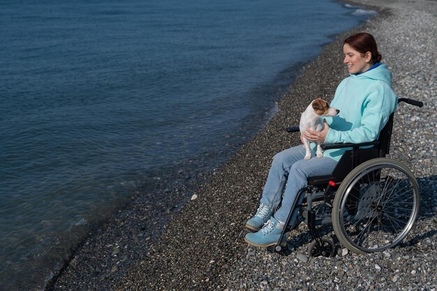 Widok z boku młodej kobiety siedzącej na plaży