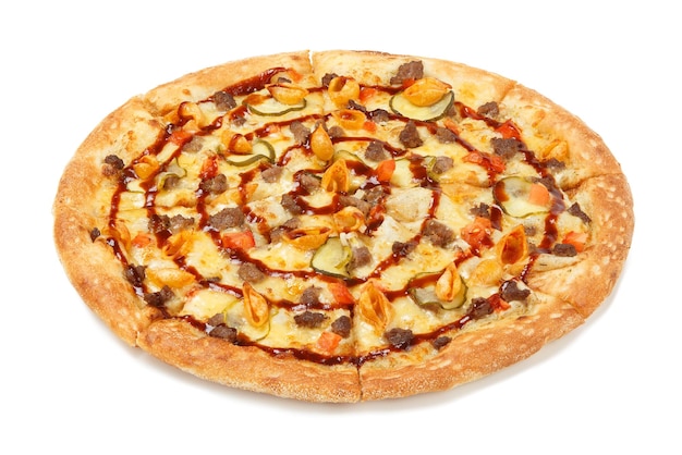 Widok z boku na włoską pizzę z makaronem wołowym, ogórkami kiszonymi i sosem izolowanym na białym tle