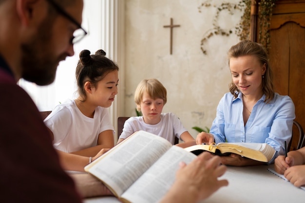 Zdjęcie widok z boku osób studiujących biblię