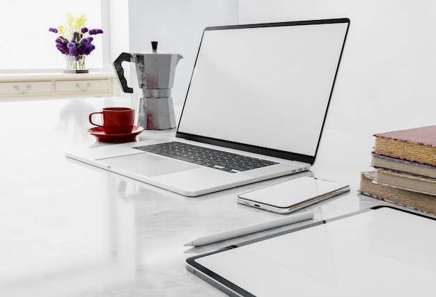 Widok z boku parku roboczego z pustym ekranem laptopa w domowym wnętrzu