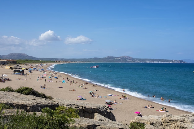 Widok z boku plaży z długimi falami