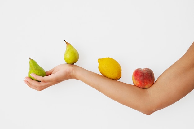 Zdjęcie widok z boku ramienia trzymającego owoce