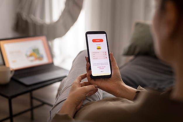 Widok z boku ręce trzymające smartfon