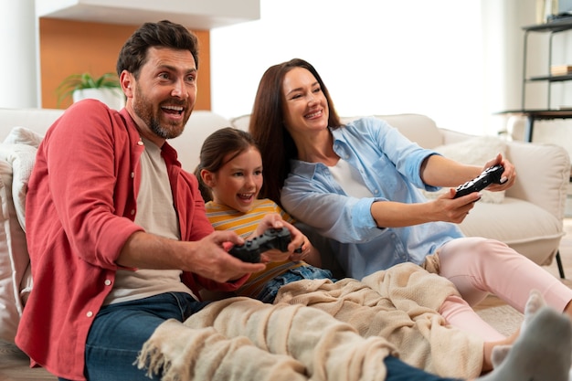 Zdjęcie widok z boku rodziny grającej w gry wideo