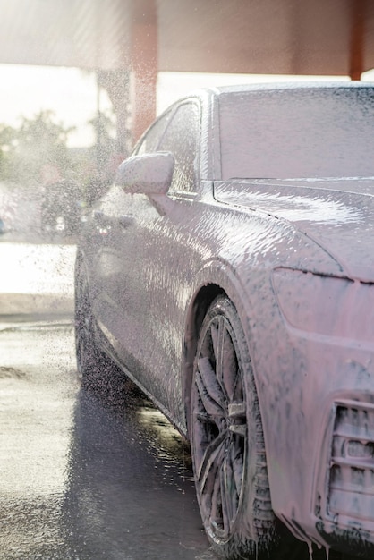 Zdjęcie widok z boku samochodu wypełnionego różową pianką