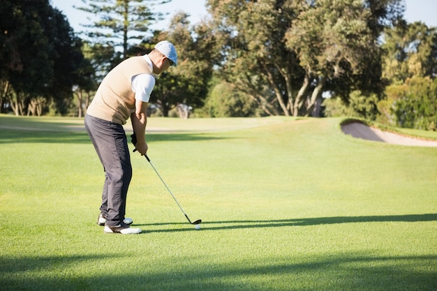 Widok z boku sportowca gry w golfa