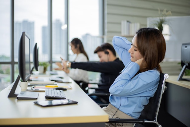 Widok z boku zespołu call center odpoczywa po zakończeniu prac