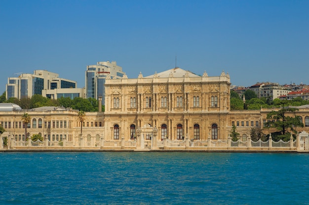 Widok z Bosforu na Pałac Dolmabahce w Stambule,