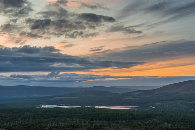 Widok z Cairngorms w kierunku Loch Morlich