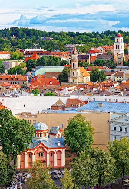 Widok z dachów na kościół Paraskeva i inne wieże kościołów starego miasta w Wilnie, Litwa