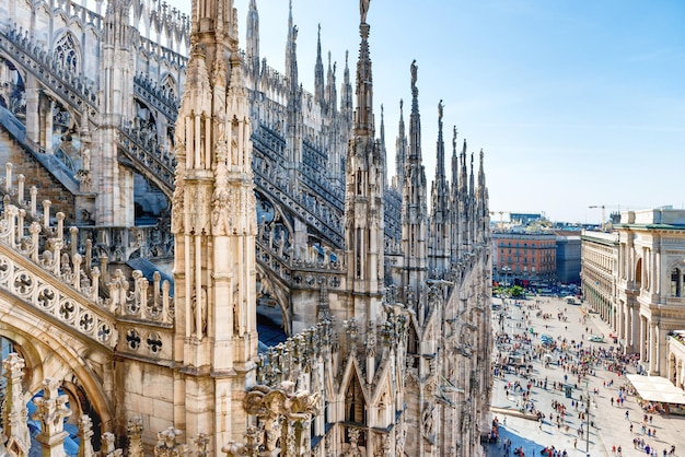 Widok z dachu gotyckiej katedry Duomo na plac Piazza w Mediolanie