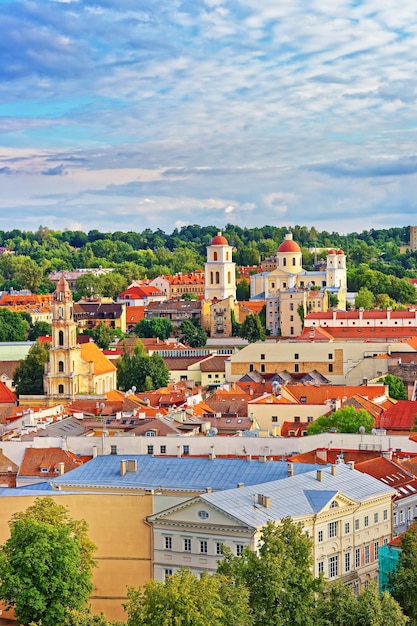 Widok z dachu na stare miasto i wieże kościołów w Wilnie, Litwa