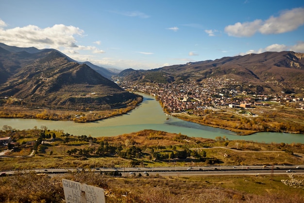 Widok Z Daleka Na Miasto Mtskheta, Miasto Wpisane Na Listę światowego Dziedzictwa Unesco I Rzekę Mtskheta W S...