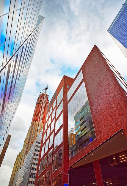 Widok z dołu na Skyline z drapaczami chmur na Manhattanie. Nowy Jork, USA. W słoneczną pogodę.