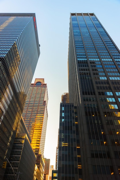 Widok z dołu na Time-Life Building i UBS Building w Midtown Manhattan, Nowy Jork, NYC, USA. O zachodzie słońca