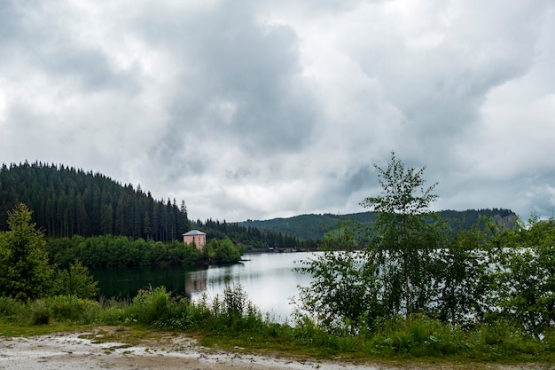 Widok z drogi Transbucegi w górach Bucegi, Rumunia, pochmurny wiosenny dzień