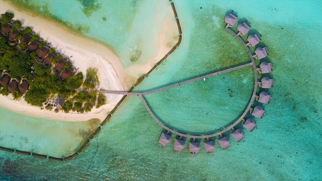 Widok Z Drona Na Bungalow Malediwy Domy Na Półkolistym, Piaszczystym Wybrzeżu Małej Wyspy