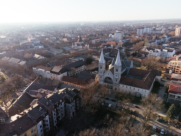 Zdjęcie widok z drona na centrum miasta subotica i ratusz miasta europa serbia