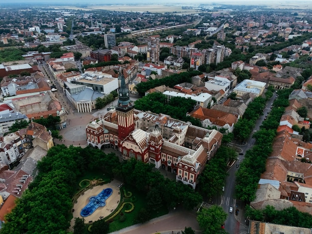 Widok z drona na centrum Suboticy i ratusz w Europie Serbia