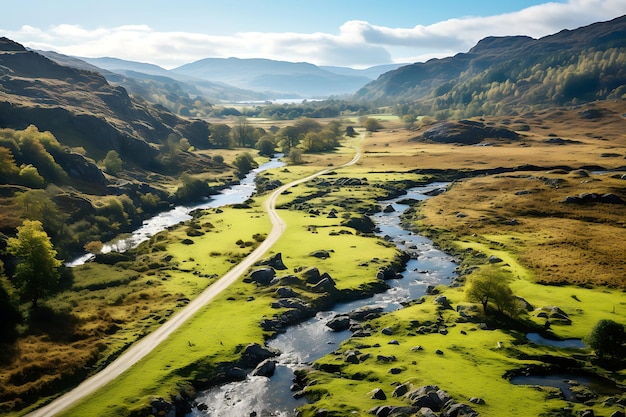Widok z drona na dolinę, gdzie rzeki płyną pomiędzy łąkami. W oddali widoczne wzgórza