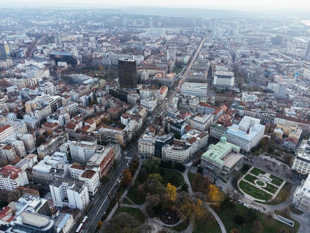 Widok z drona na historyczne centrum Belgradu o zachodzie słońca