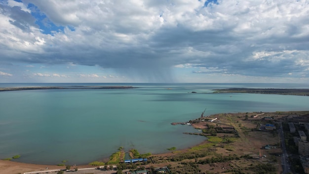 Widok z drona na jezioro bertys bay balkhash