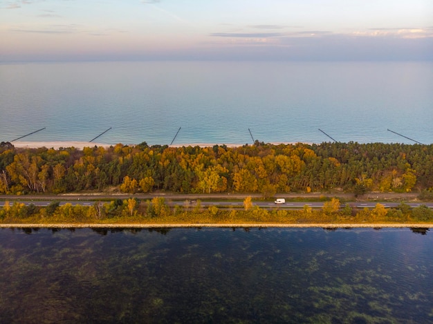 widok z drona na kolorowy jesienny zachód słońca nad wioską nad morzem bałtyckim, chałupy, polska