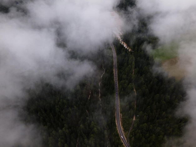 Widok z drona na las i góry w Dolomitach Południowego Tyrolu. Włochy