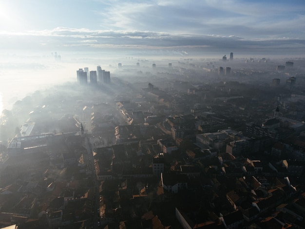 Widok z drona na miasto Belgrad w smogu i mgle rano Zemun i dzielnica Nowego Belgradu Serbia Europa