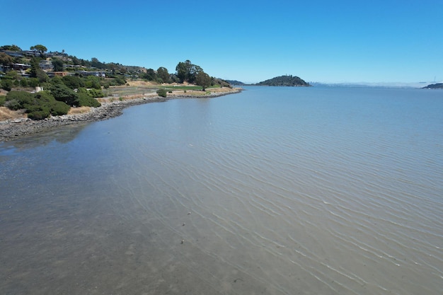 Widok z drona na park linii brzegowej w Tiburon w Kalifornii