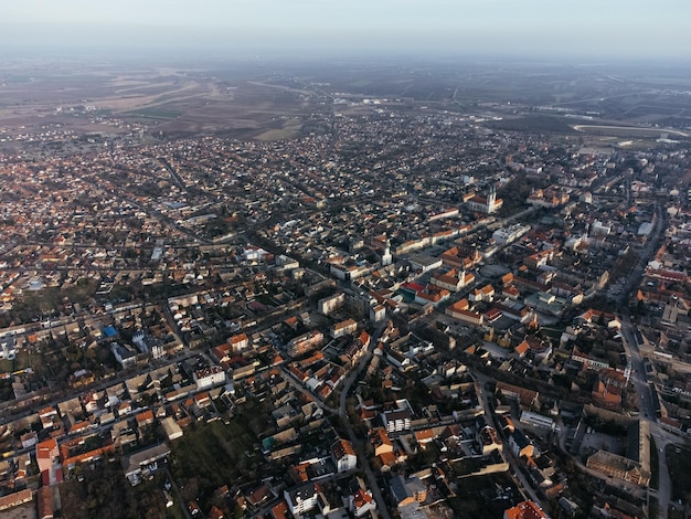 Zdjęcie widok z drona na plac miasta sombor i architektura region vojvodiny w serbii europa