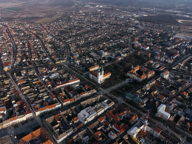 Widok z drona na plac miejski i architekturę w Vojvodinie, region Serbii, Europa