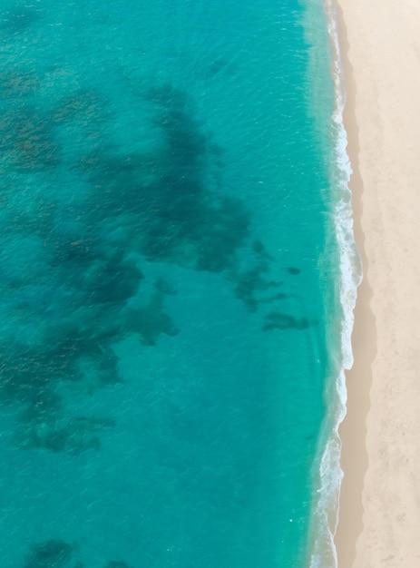 Widok z drona na plażę i morze na wyspie Djerba