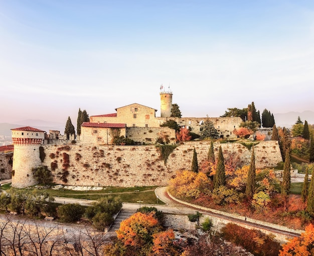 Widok z drona na średniowieczny zamek Castello di Brescia, jesienny park na górze Cidneon, Lombardia, północne Włochy