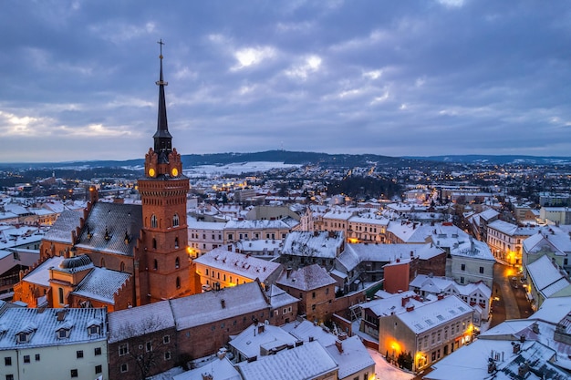 Widok z drona na starówkę w Tarnowie zimą