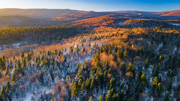 Widok Z Drona, Panorama Zimowego Krajobrazu Górskiego O Wschodzie Słońca. Zdjęcie Wysokiej Jakości