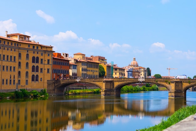 Widok z Florencji. Most nad rzeką Arno. Katedra. Czas letni