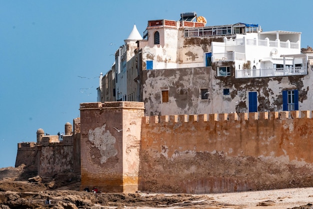 Widok z fortecy murów obronnych i medyny starego miasta Essaouira w Maroku