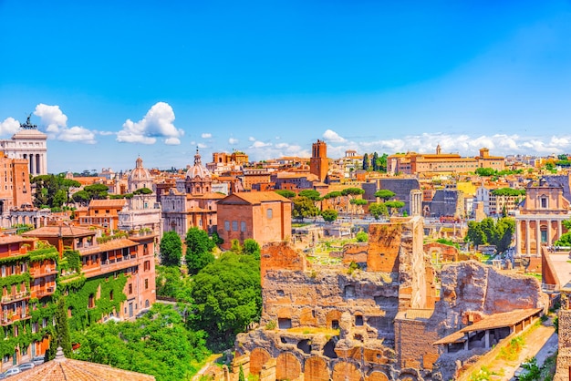 Widok z Forum Romanum i Palatynu Collina del Palatino na szczycie Rzymu