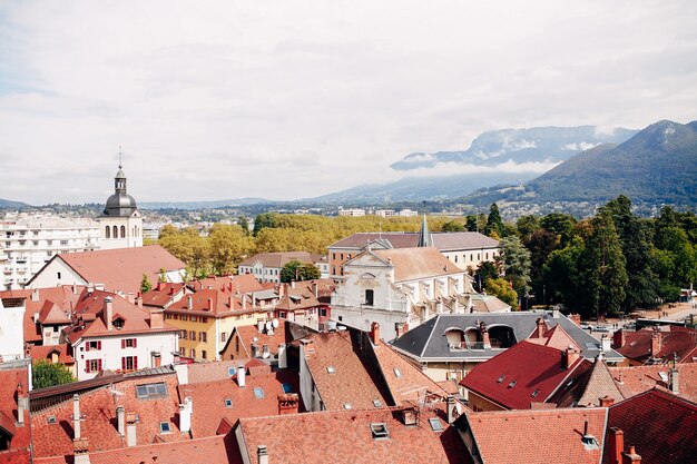 Widok z góry Annecy, jezioro w oddali. Dachy z dachówki, Katedra. Wysokiej jakości zdjęcie