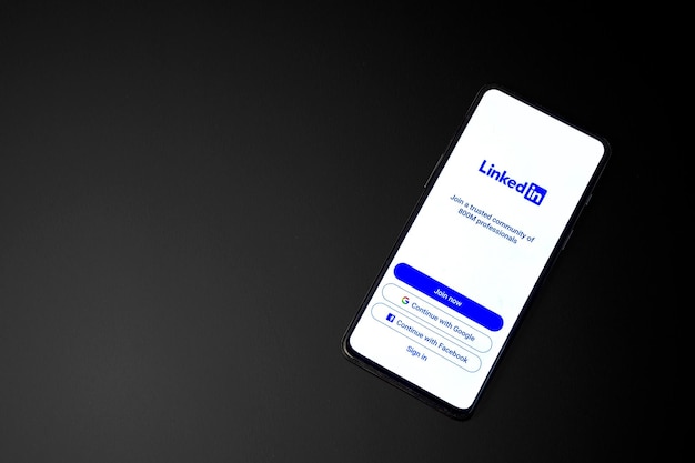 widok z góry aplikacji social media linkedin wyświetlanej na ekranie smartfona na stole