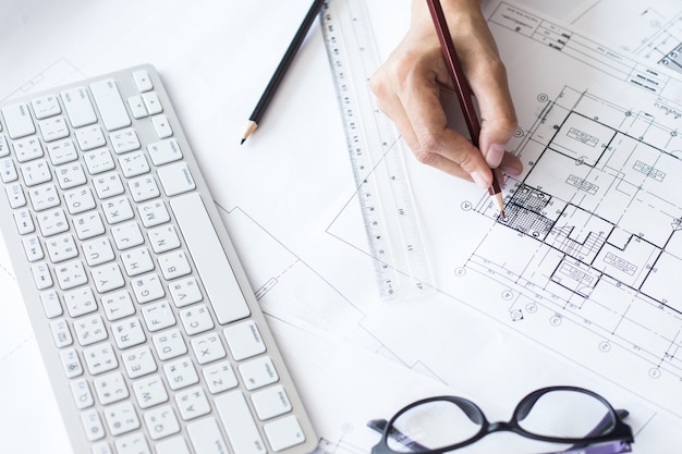 Widok z góry architekta rysunku na projekt architektoniczny, Projektowanie ołówkiem na rysunkach miejskich. Planowanie przestrzenne, plany architektoniczne