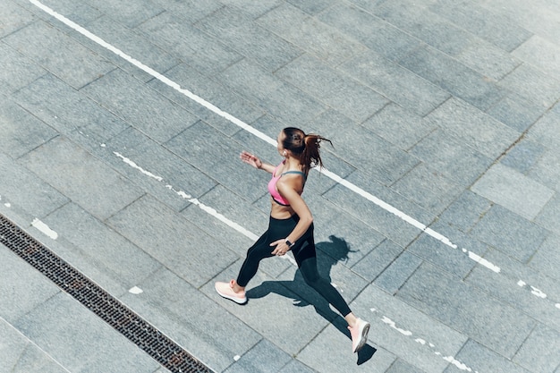 Widok Z Góry Atrakcyjnej Młodej Kobiety W Odzieży Sportowej Biegającej Na Zewnątrz Running