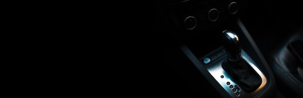 Widok z góry automatycznego selektora skrzyni biegów na czarnym tle z miejscem na kopię Panoramiczny widok na baner Koncepcja projektu reklamy