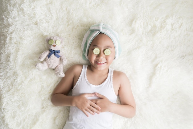 Widok Z Góry Azjatycka Dziewczynka Nosi Ręcznik Turbinowy I Maskę Z Ogórkiem
