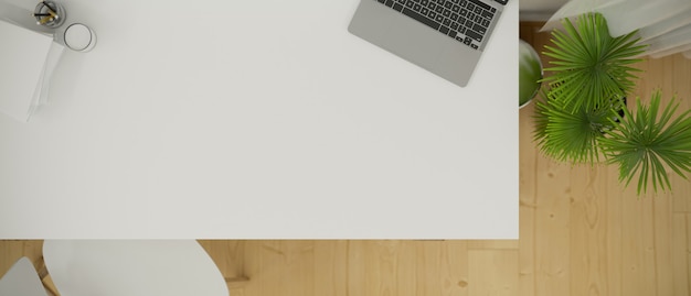 Widok z góry białego biurka z laptopem i pustą przestrzenią do montażu renderowania 3d