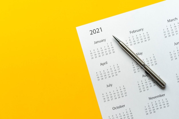 Widok Z Góry Biały Kalendarz 2021 Harmonogram Z Piórem Na żółtym Tle